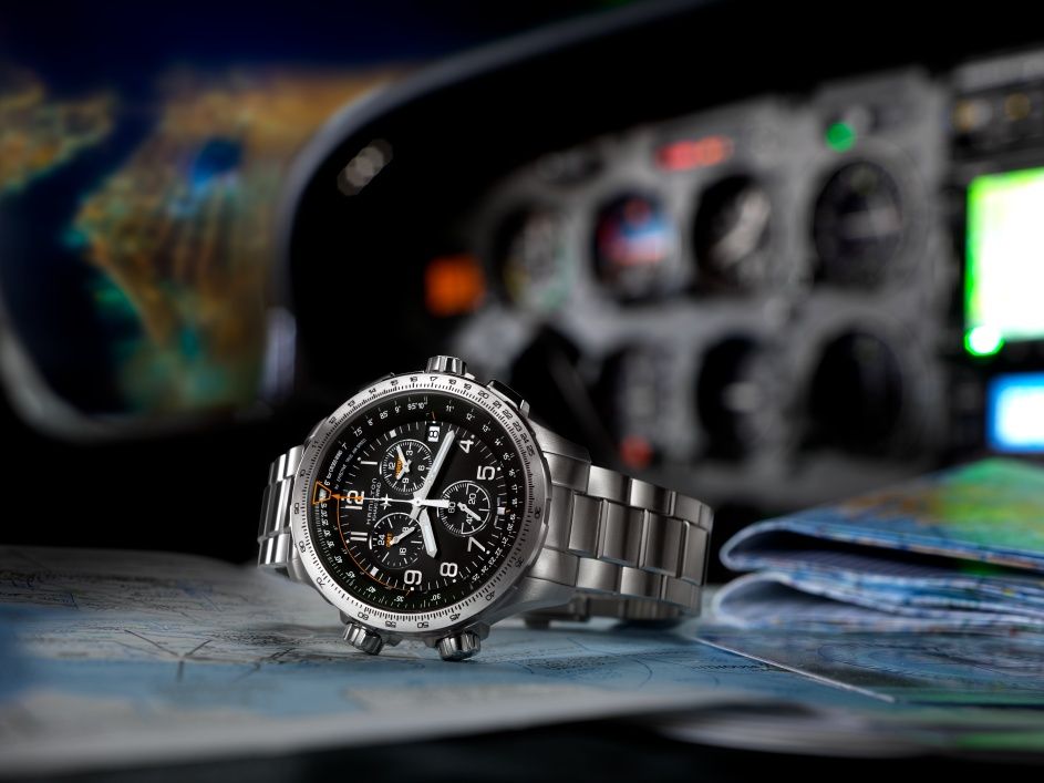 Hamilton Khaki X-Wind Chronoquartz GMT debajo del reloj blog