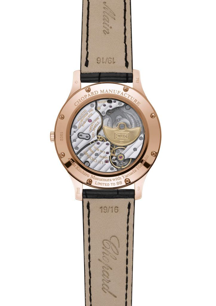 L.U.C XP Urushi Year of the Pig back blog debajo del reloj