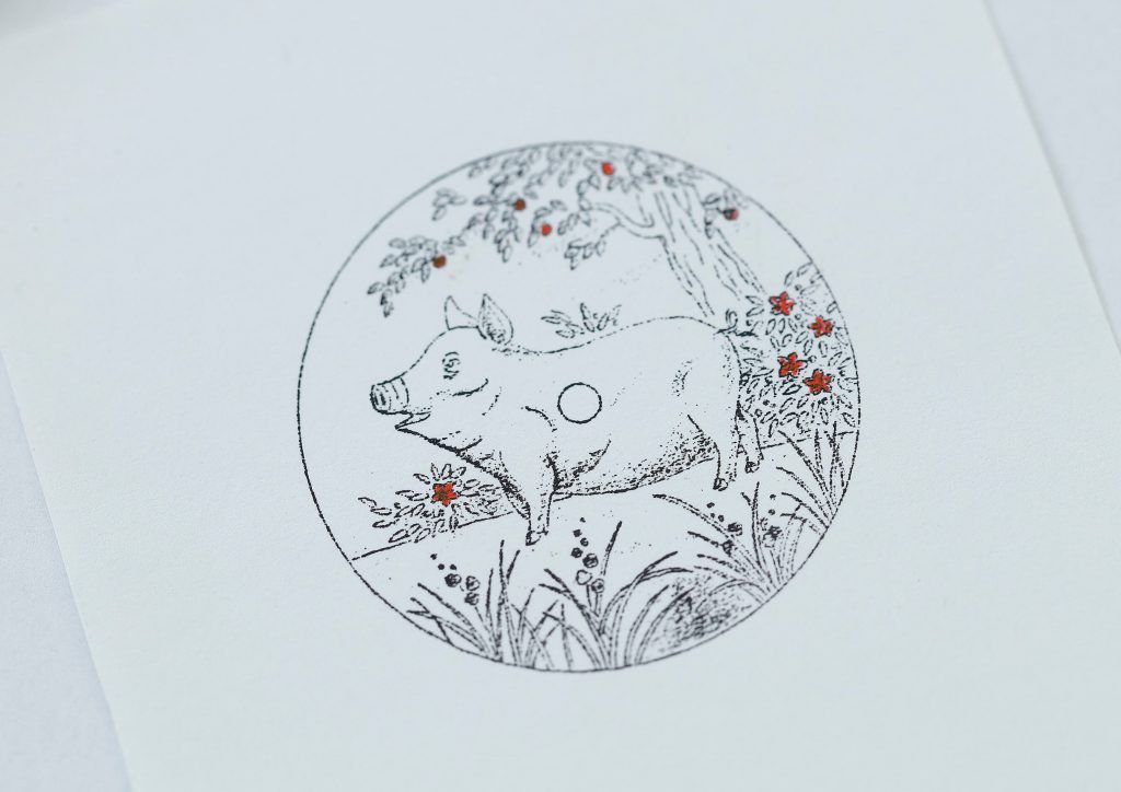 making L.U.C XP Urushi Year of the Pig back blog debajo del reloj 1