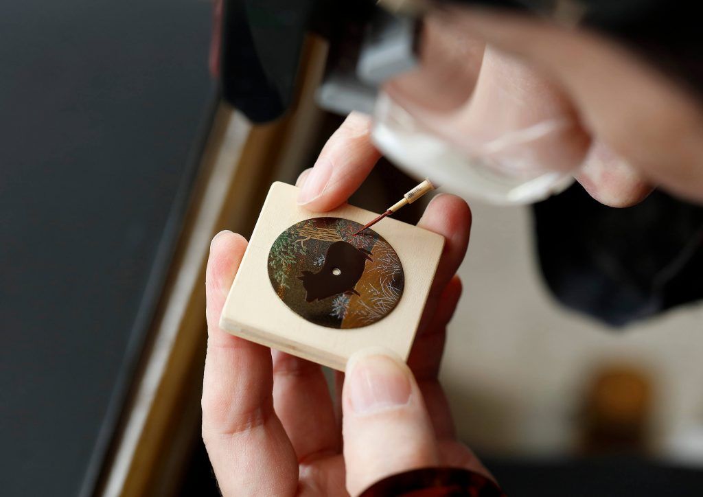 making L.U.C XP Urushi Year of the Pig back blog debajo del reloj 3