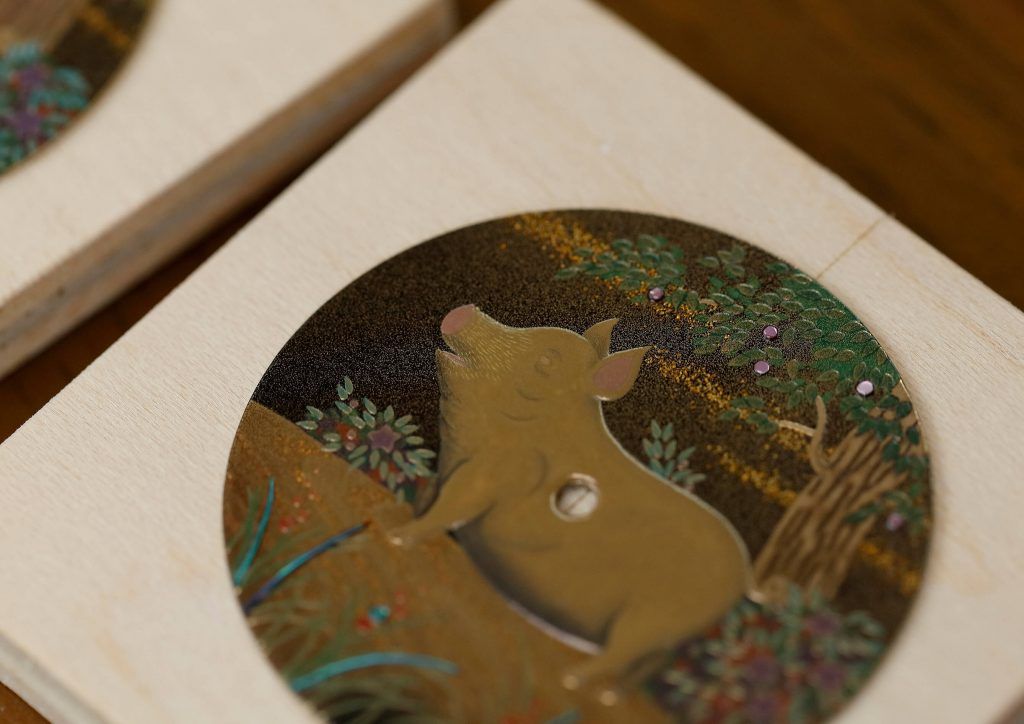making L.U.C XP Urushi Year of the Pig back blog debajo del reloj 4