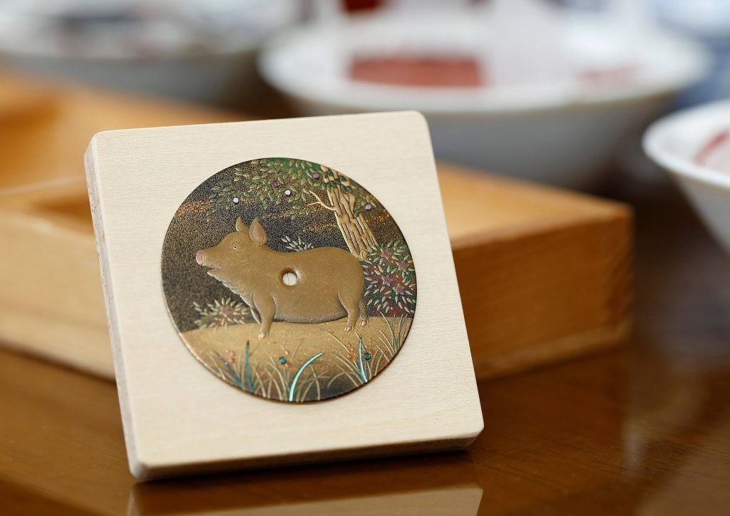 making L.U.C XP Urushi Year of the Pig back blog debajo del reloj 5