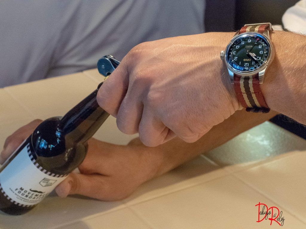 detalle reloj botellin movember Oris blog debajo del reloj