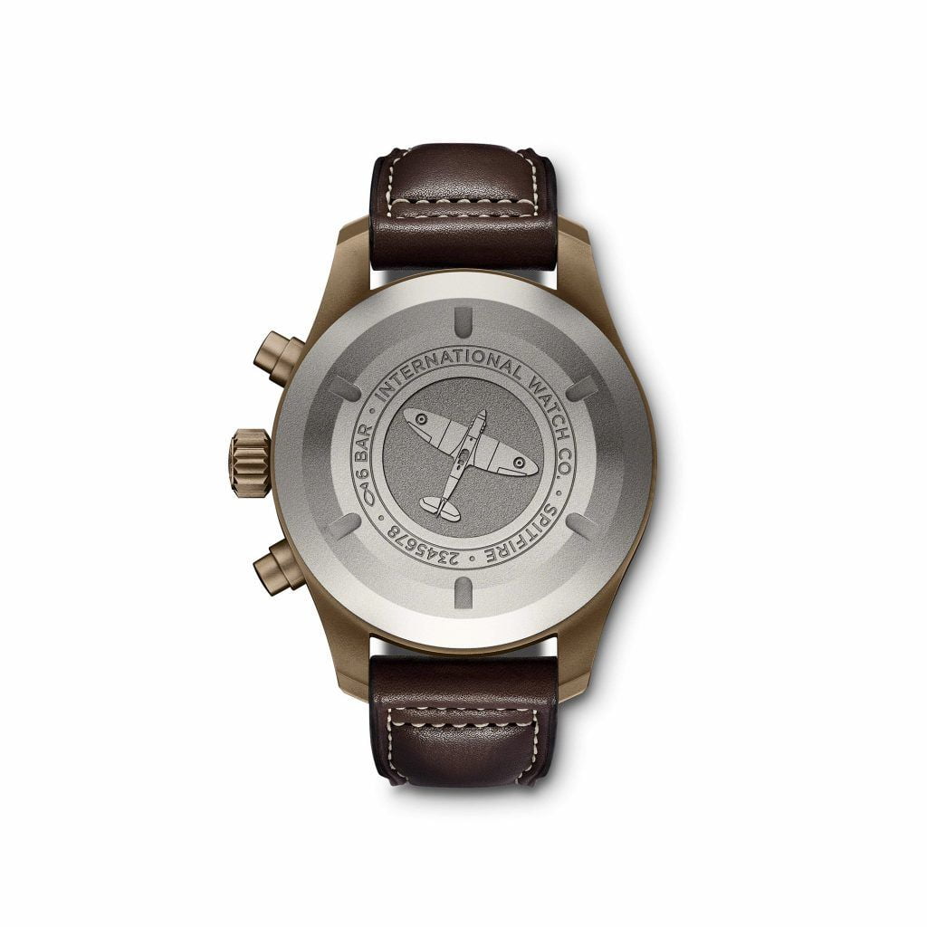 IW387902_ IWC Pilot's Watch Chronograph Spitfire back blog debajo del relo