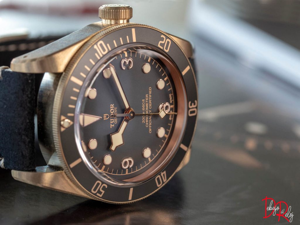TUDOR black bay bronze lado