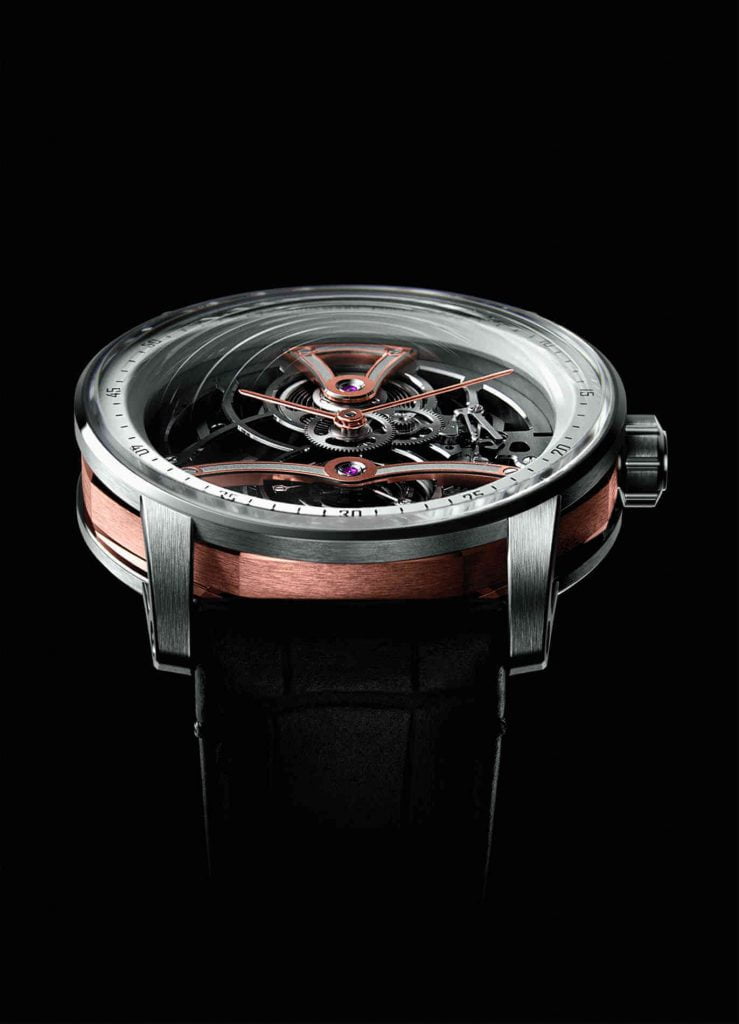 Code 11.59 Tourbillon Esqueletado Bicolor cobra debajo del reloj