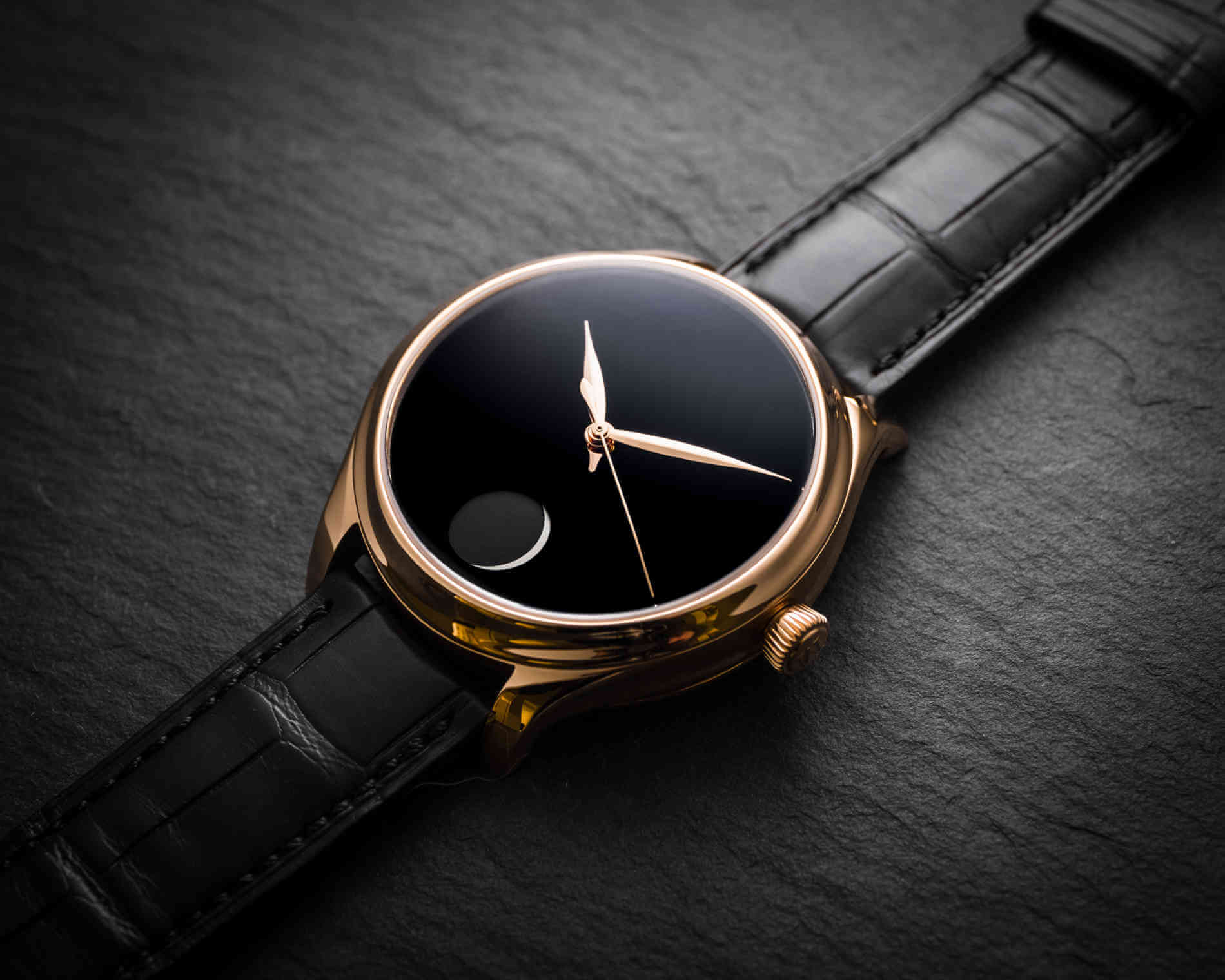 Endeavour Perpetual Moon Concept Only Watch debajo del reloj