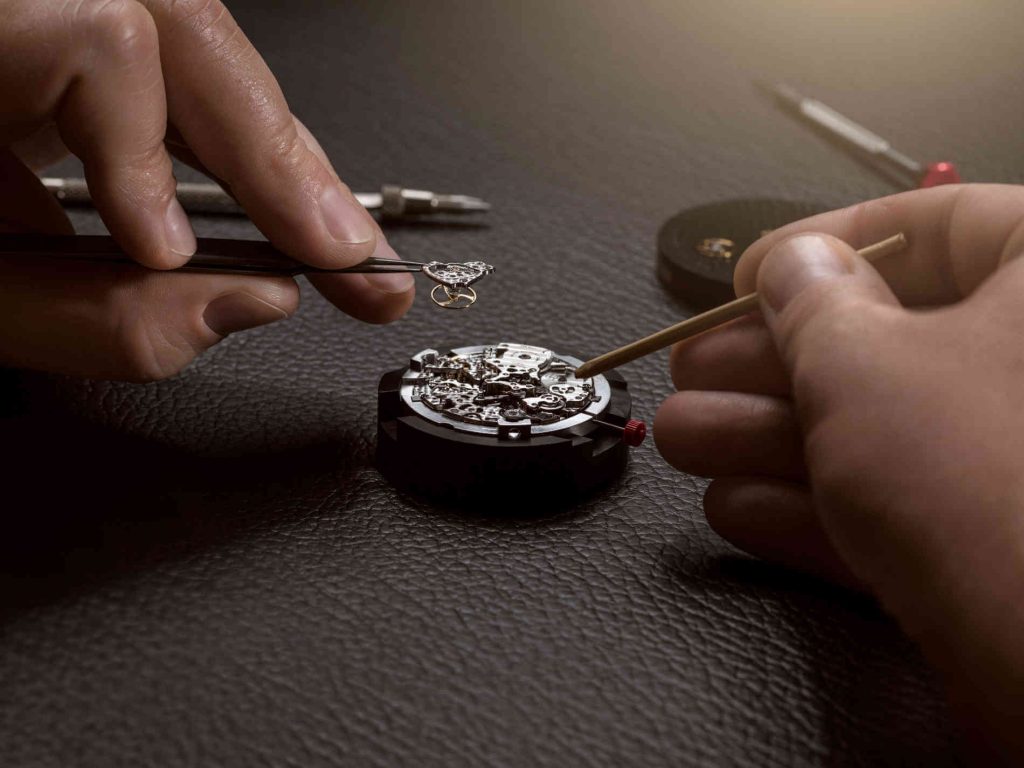 Singer Track1 OnlyWatch debajo del reloj closeup