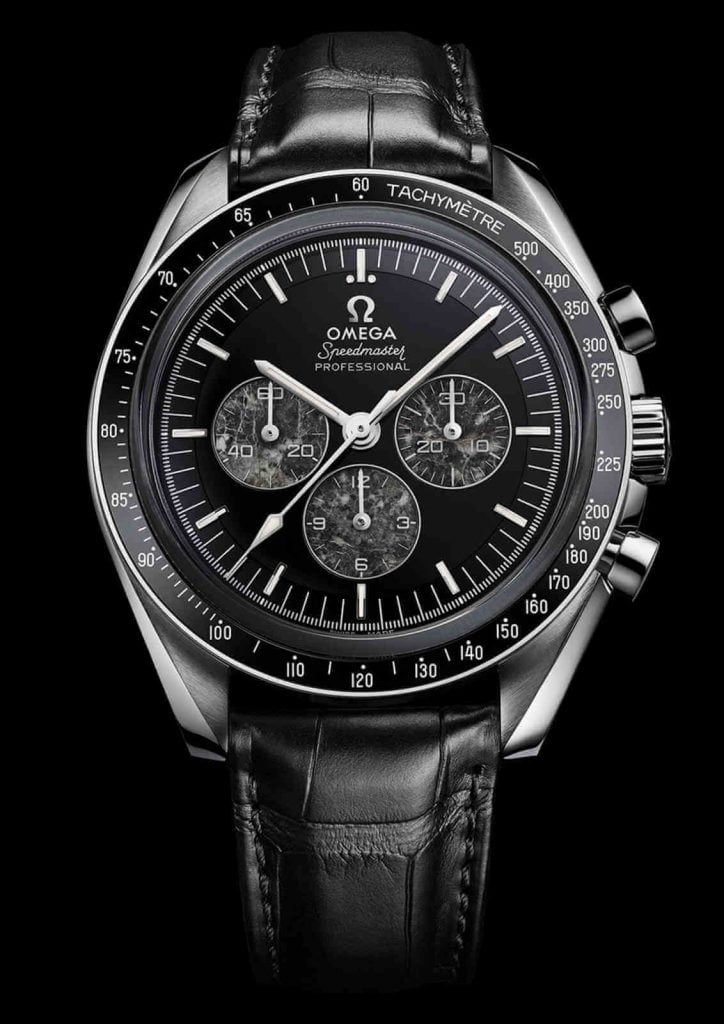 Speedmaster Moonwatch 321 Platinum front debajo del reloj