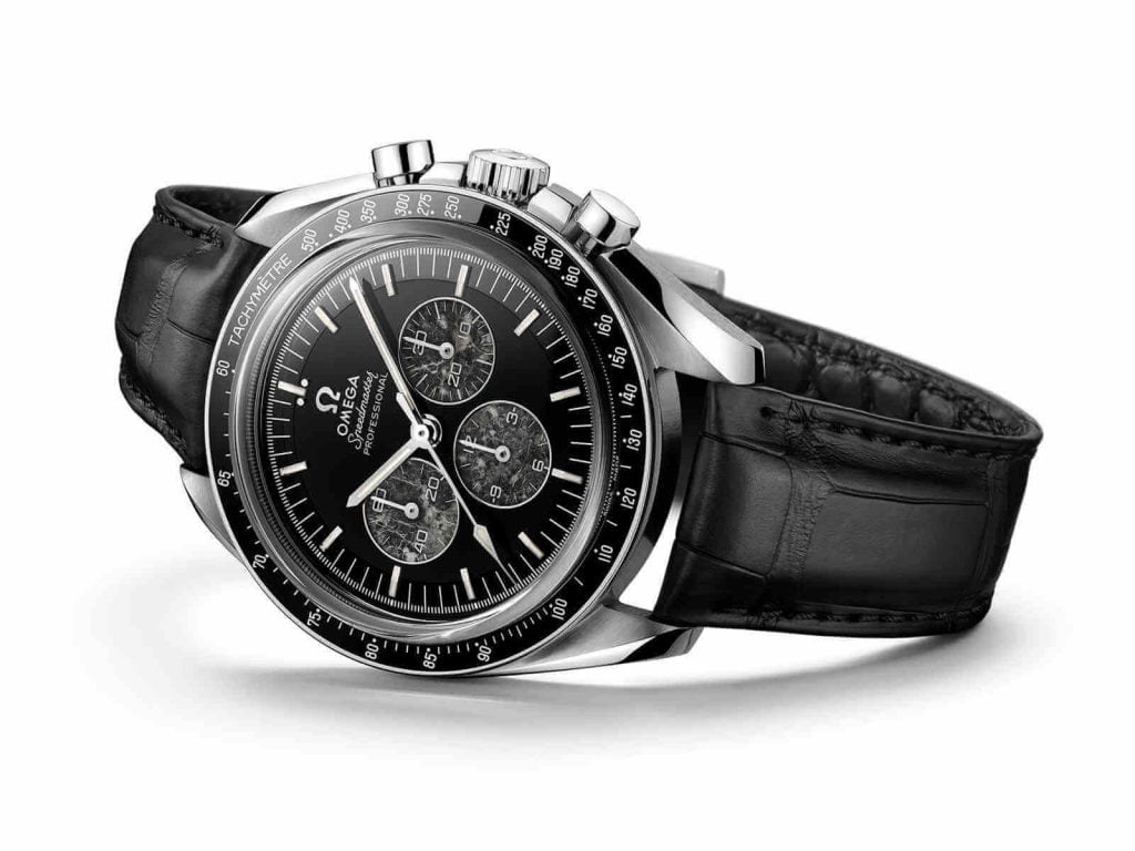 Speedmaster Moonwatch 321 Platinum portada debajo del reloj