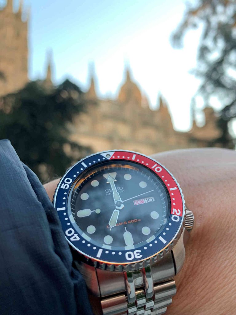 skx009 debajo del reloj