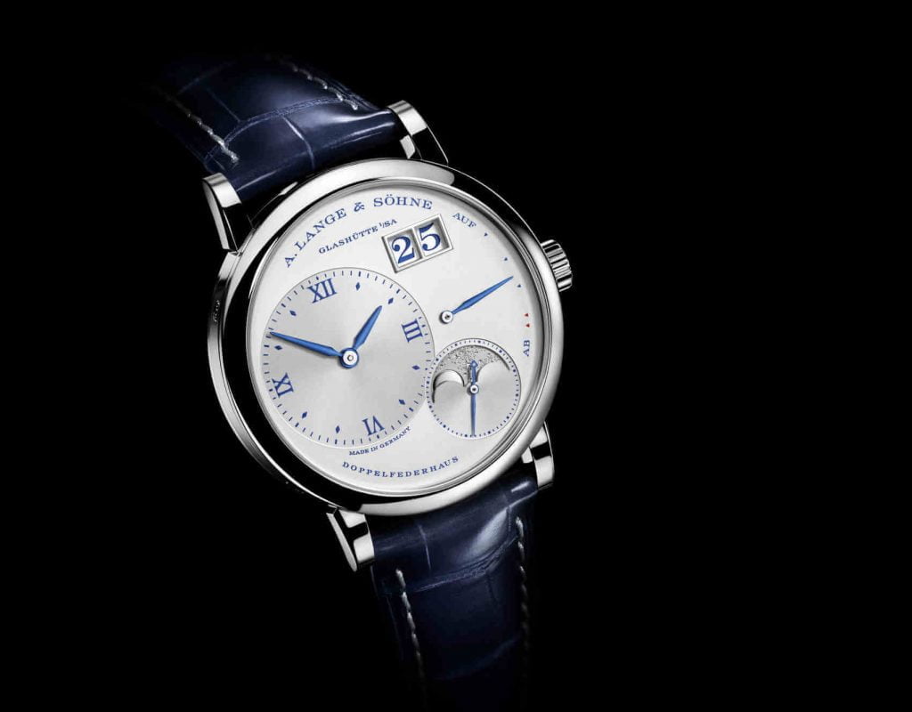 Pequeño Lange 1 Fases Lunares 25th Anniversary debajo del reloj