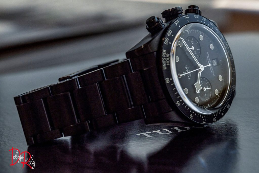 Tudor Black Bay Chrono Dark debajo del reloj 14