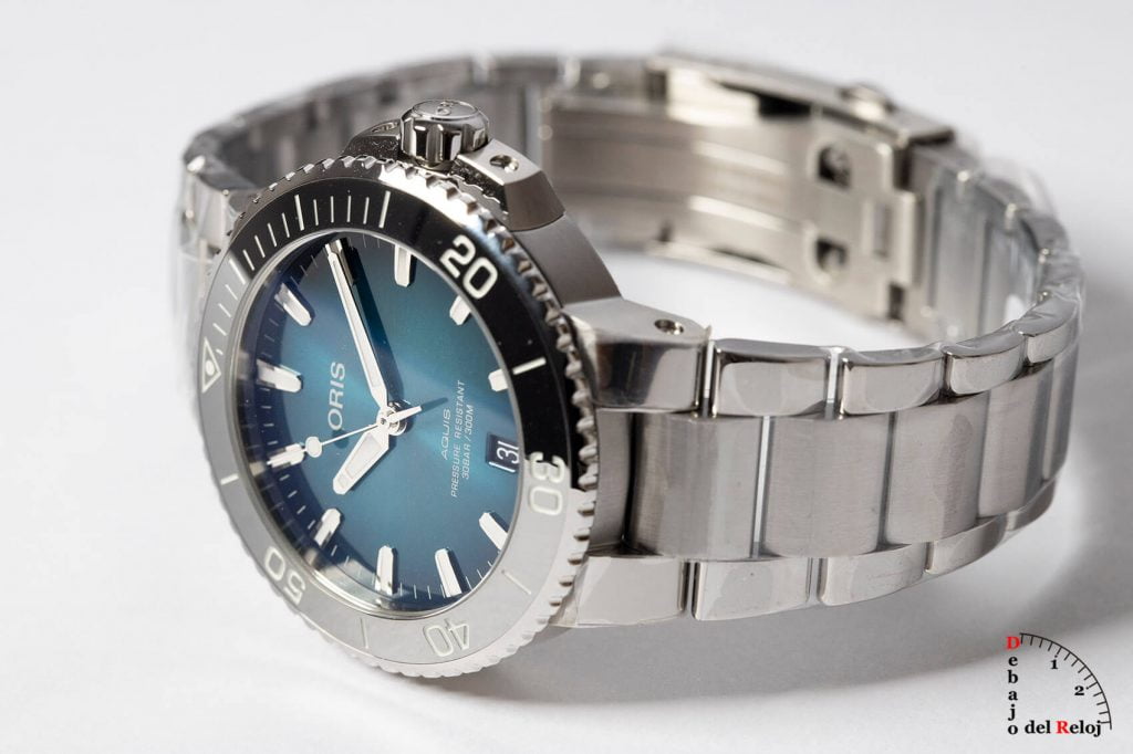 Oris Aquis Date Tungsteno lado
