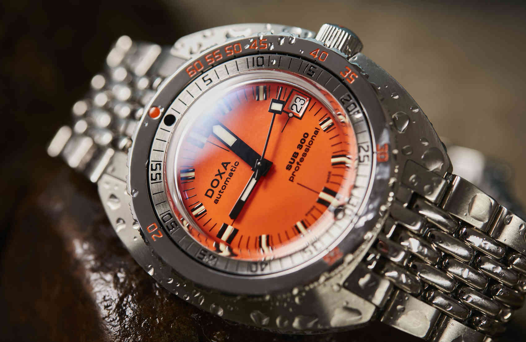 Doxa-Sub300-Orange-professional-1145