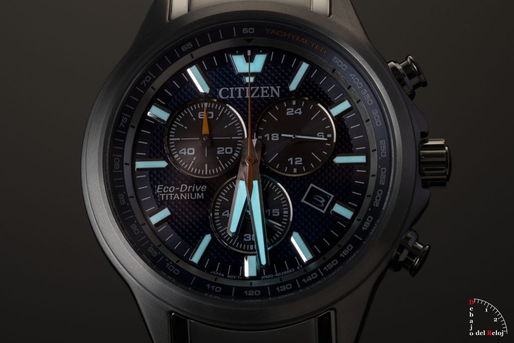 Citizen Cronógrafo Eco-Drive Titanio AT2470-85L lumen cerca