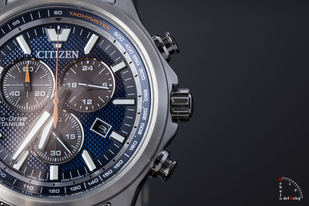 Citizen Cronógrafo Eco-Drive Titanio AT2470-85L mitad