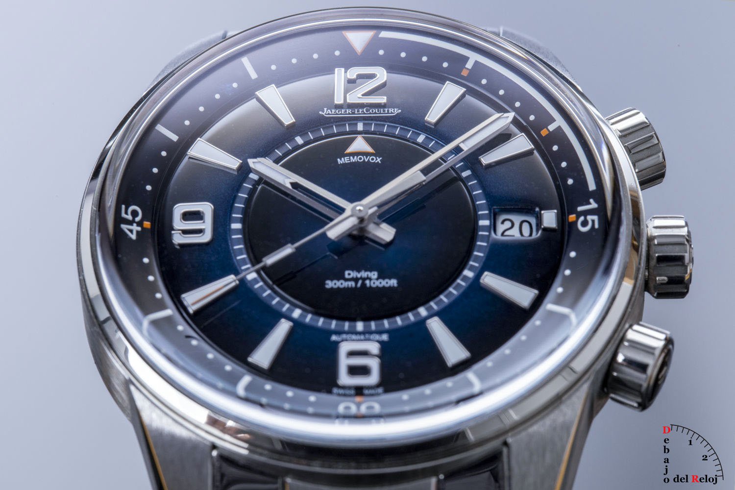 Jaeger-LeCoultre Polaris Mariner Memovox debajo del reloj cobra