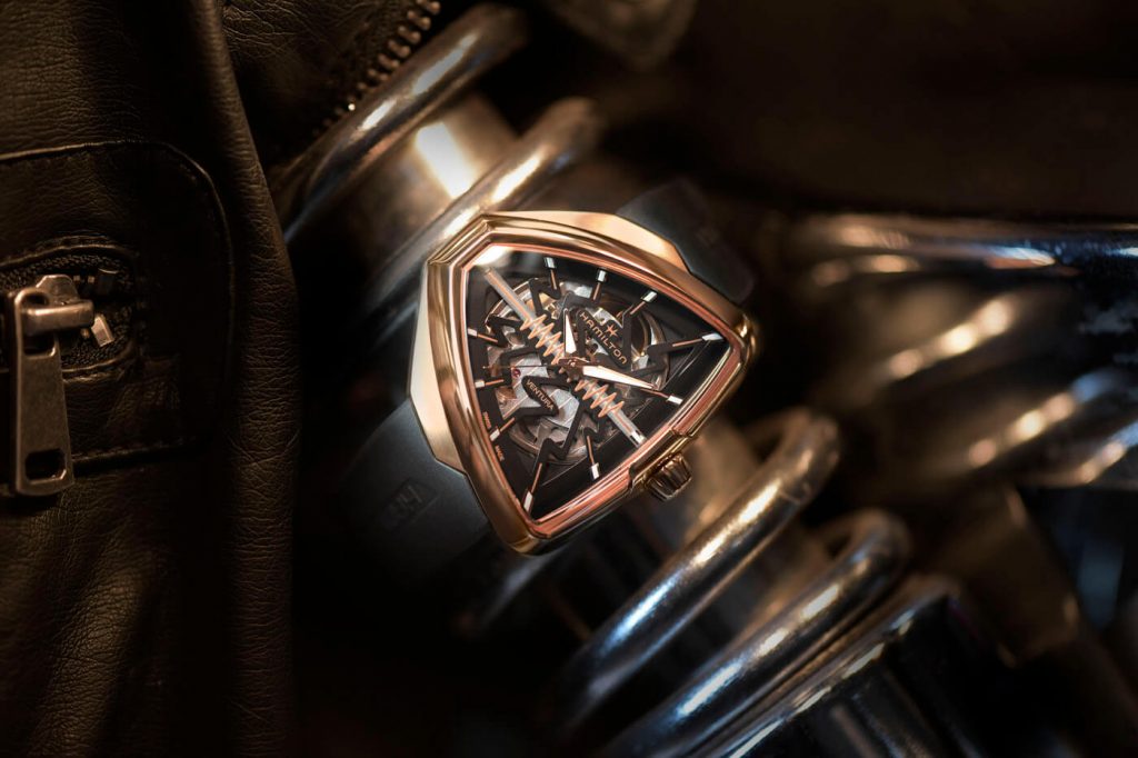 Hamilton Ventura Elvis80 Skeleton_H24525331_Lifestyle 2
