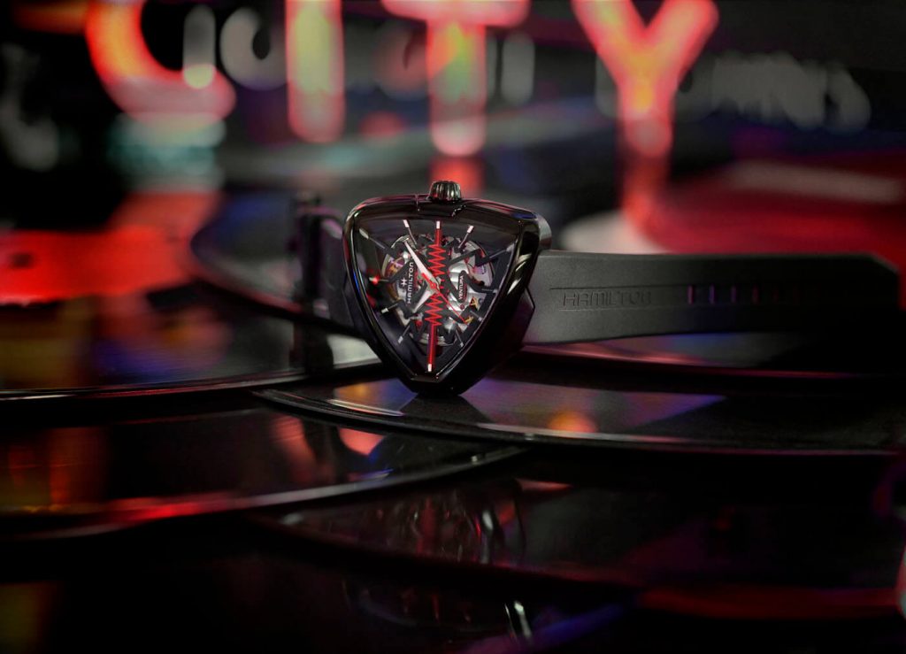 Hamilton Ventura Elvis80 Skeleton_H24535331_Lifestyle 3