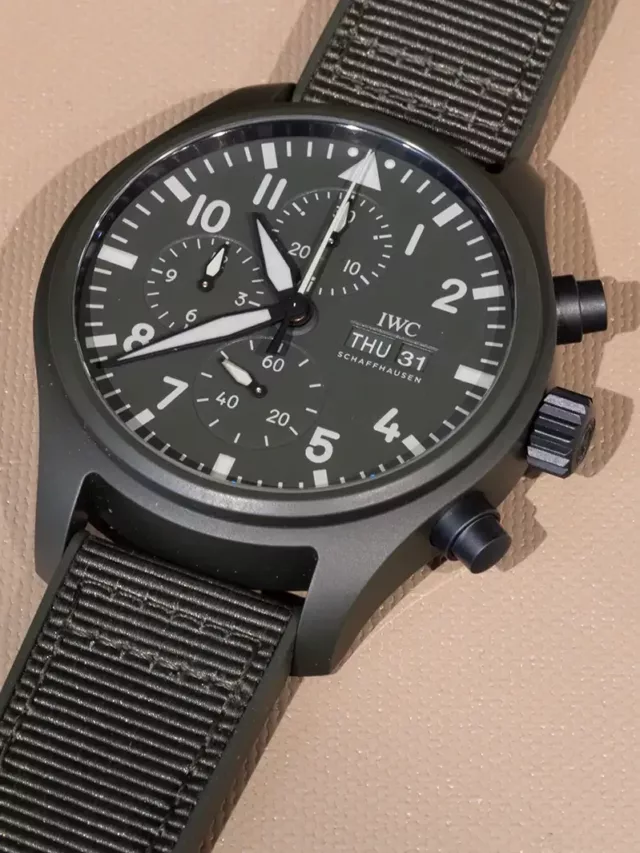 Iwc Cronógrafo Top Gun Woodland en la muñeca