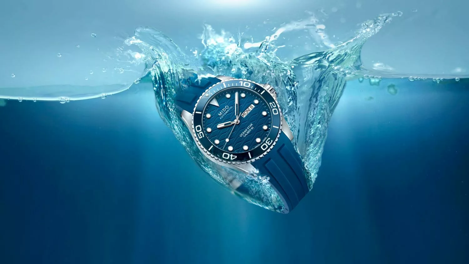 mido-ocean-star-200c-azul-debajo-del-reloj