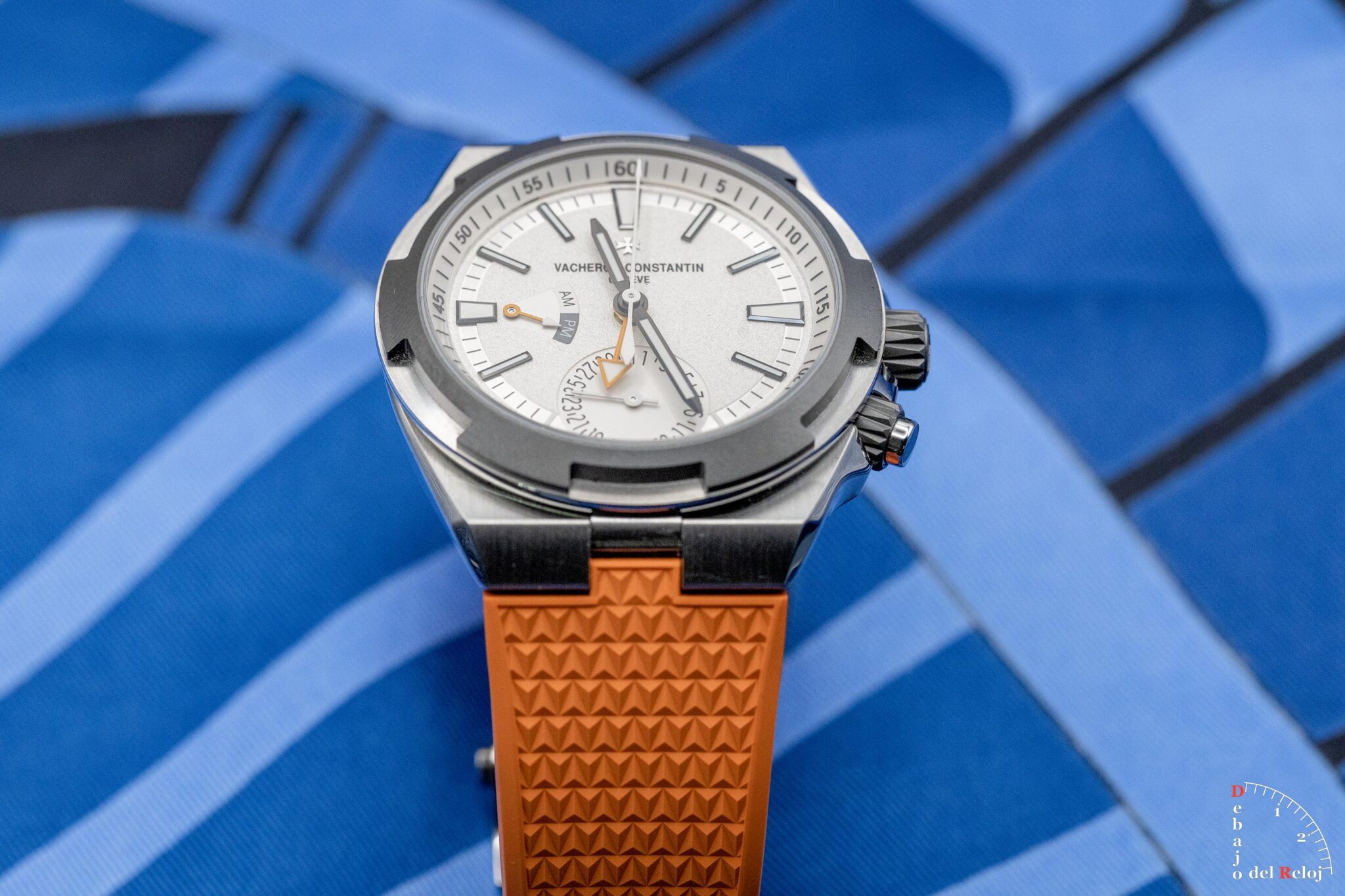 Fotografía macro de estudio del Vacheron Constantin Overseas en perspectiva tres cuartos