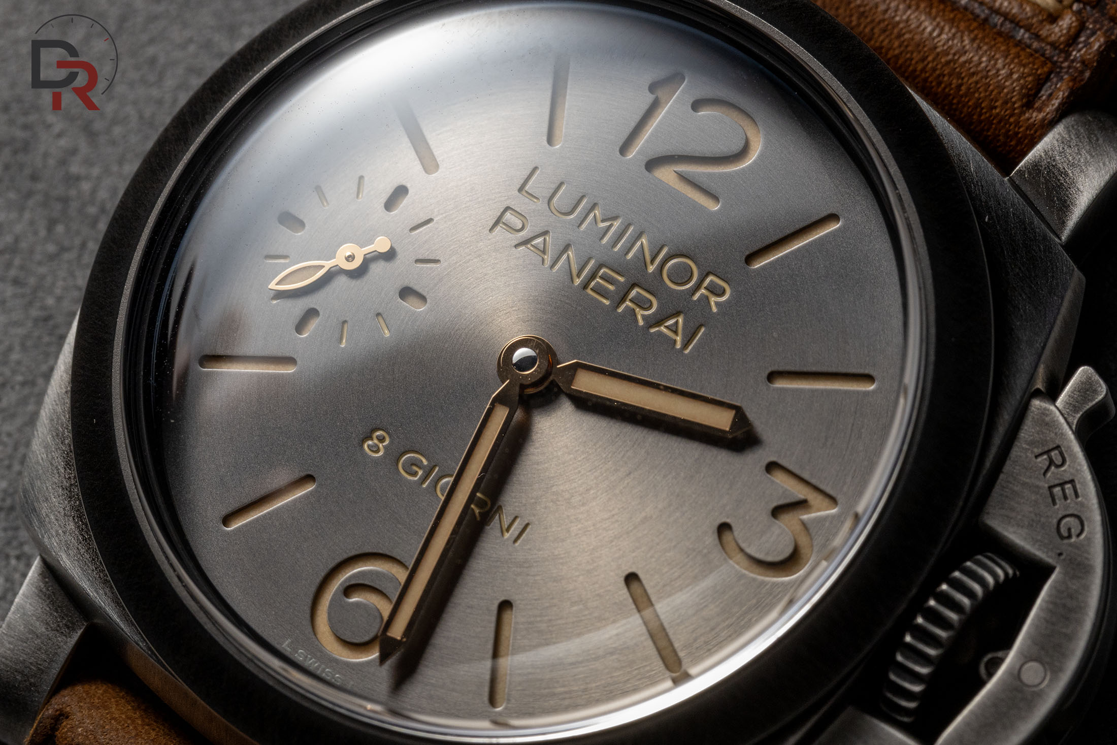 Esfera sándwich antracita cepillada y agujas SuperLumiNova Panerai PAM01733