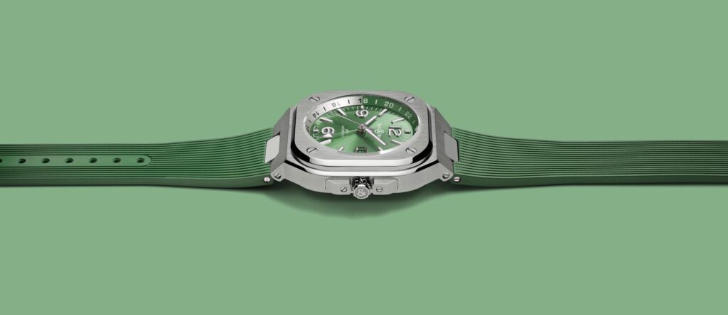 Vista horizontal del Bell & Ross BR-05 GMT Green Steel Reloj Bell & Ross BR-05 GMT Green Steel en posición horizontal con caucho verde