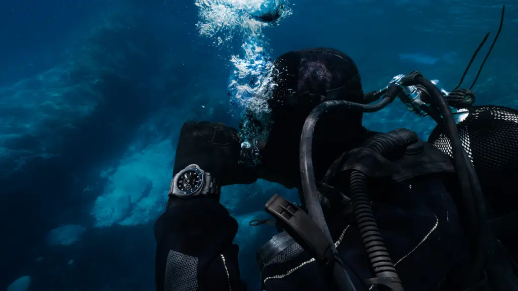 Reloj de buceo profesional Panerai Submersible Navy SEALs PAM01756 con brazalete de acero integrado.