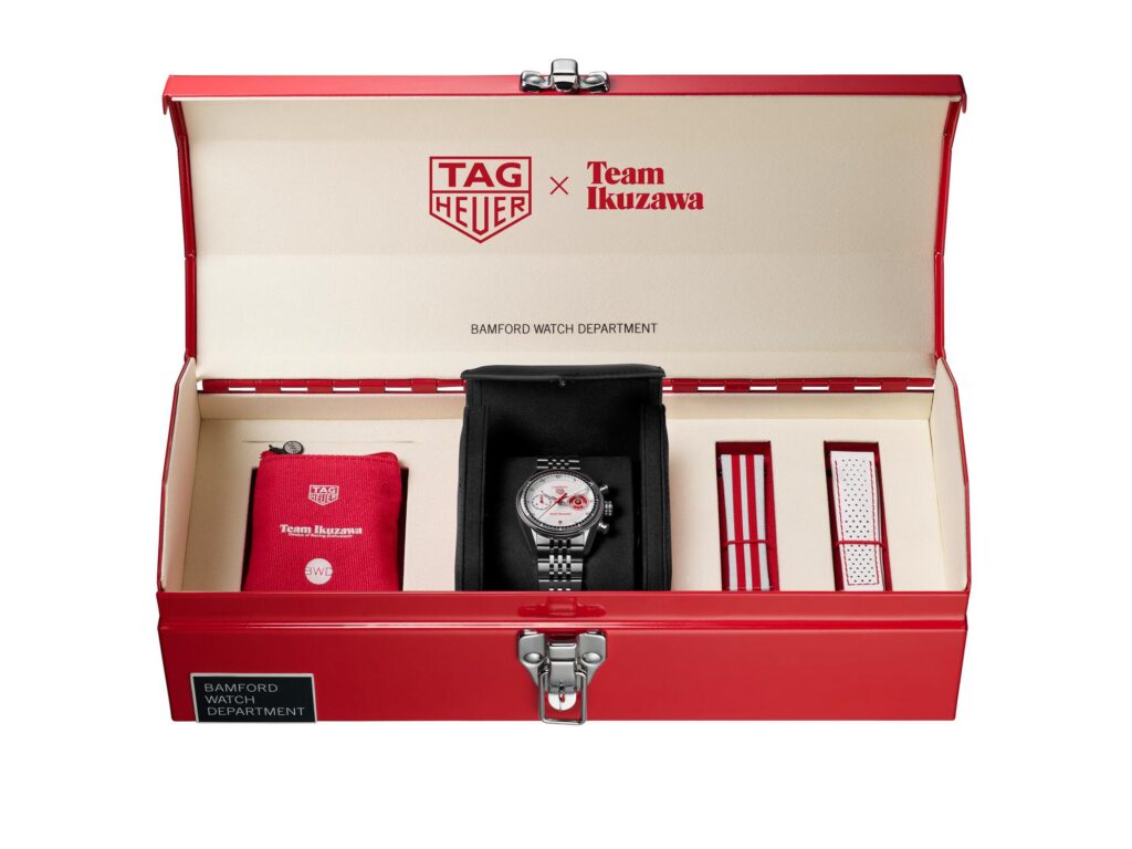 Presentación completa del TAG Heuer Carrera x Team Ikuzawa con correas adicionales y charms"