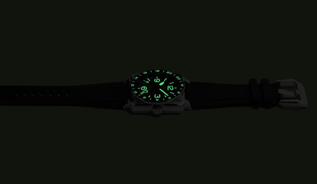 Esfera con alta luminiscencia Super-LumiNova C3 en oscuridad del reloj Bell & Ross BR-03 GMT Green Lum.