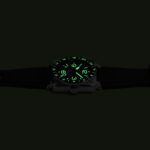 Esfera con alta luminiscencia Super-LumiNova C3 en oscuridad del reloj Bell & Ross BR-03 GMT Green Lum.