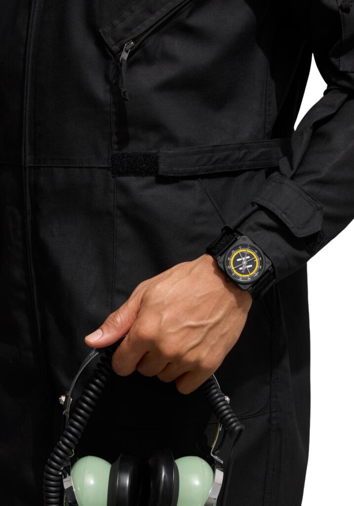 Reloj Bell and Ross BR-03 Helipad edición limitada de cerámica negra con correa de caucho amarillo