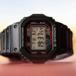 Casio G-Shock GW-M5610 con marco rojo y pantalla digital LCD