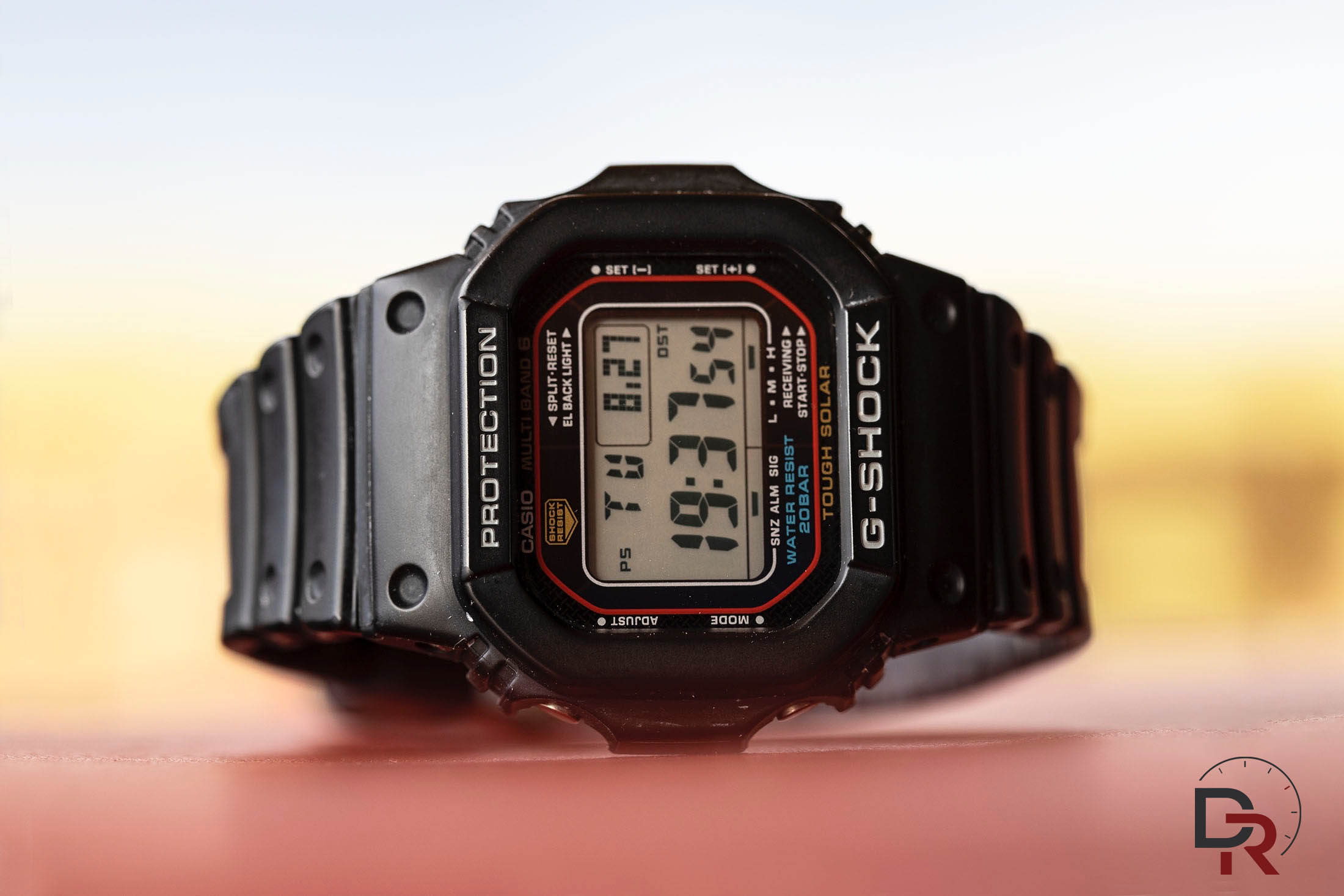 Casio G-Shock GW-M5610 con marco rojo y pantalla digital LCD