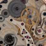 Selección de las mejores traseras y fondos vistos de relojes de lujo con fotografía macro original de Debajo del Reloj.