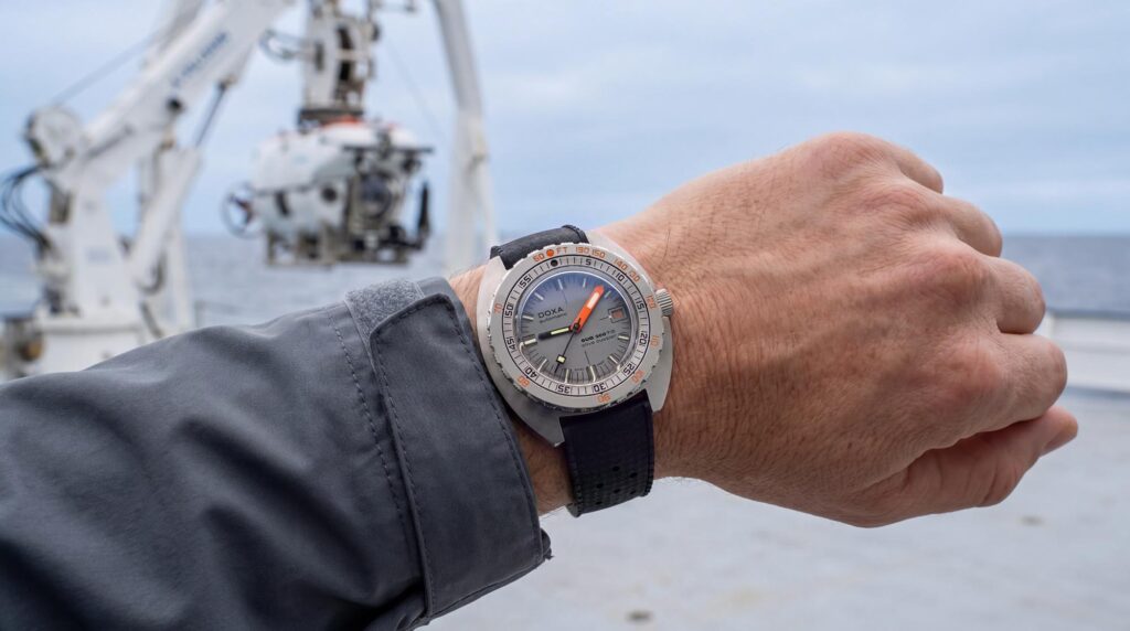 Reloj DOXA SUB 300 Ti5 Clive Cussler de titanio con esfera en dos niveles.