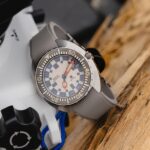 Reloj militar de buceo DOXA SUB Army 200T For Hodinkee de 39mm con correa de caucho beige