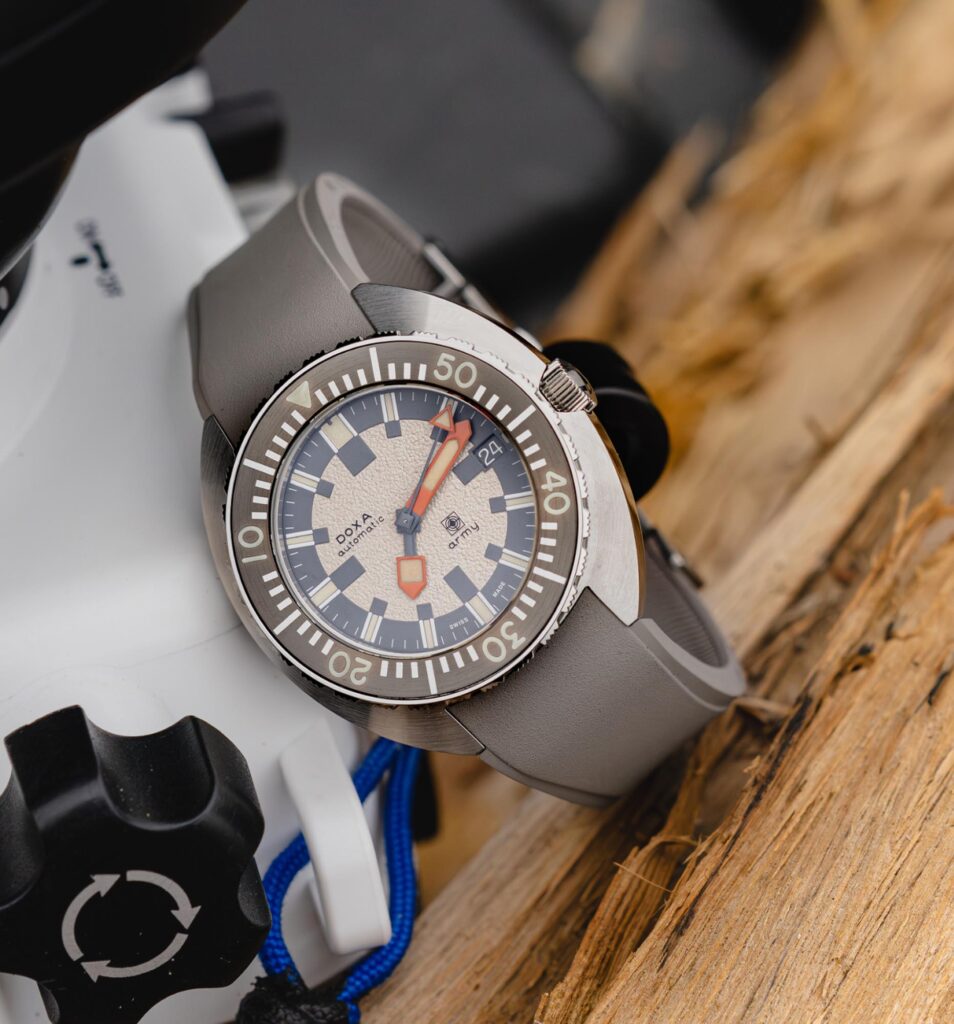 Reloj militar de buceo DOXA SUB Army 200T For Hodinkee de 39mm con correa de caucho beige