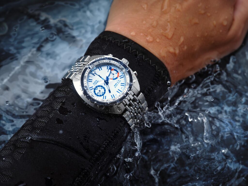 Reloj cronógrafo DOXA SUB T.Graph II Great White Topper Edition con esfera luminiscente blanca.