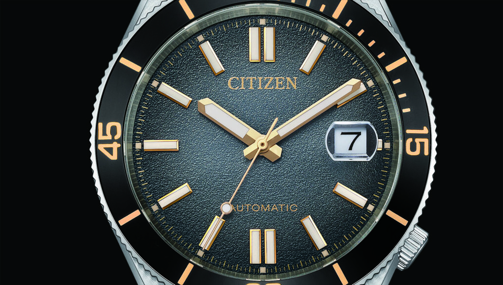 Detalle en primer plano de la textura rugosa y los índices dorados del CITIZEN TSUYOSA NJ0238-57E