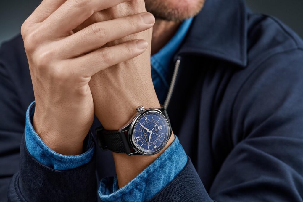 Reloj Frederique Constant Classics Runabout Automatic GMT con esfera inspirada en las embarcaciones Riva.