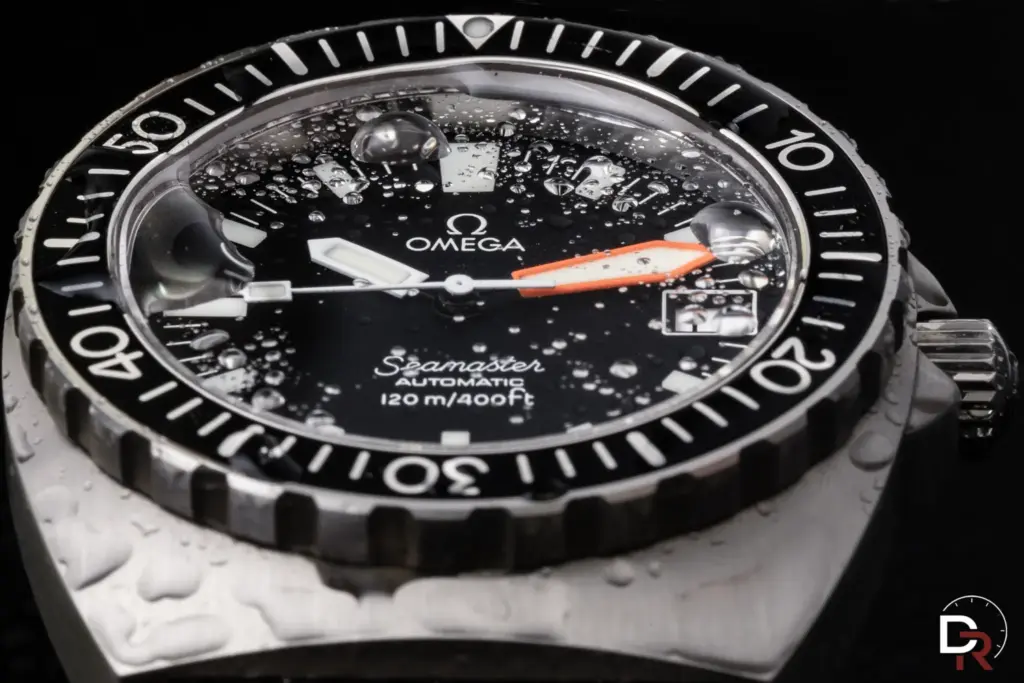 Prueba de estanqueidad y detalle del cristal del Omega Seamaster 120m Baby Ploprof restaurado