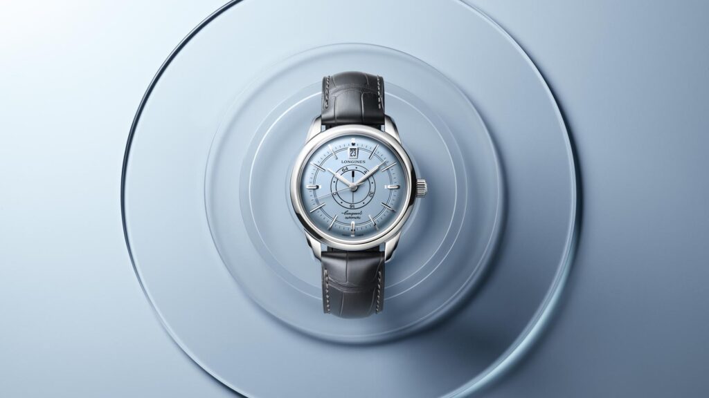 Reloj Longines Conquest Heritage Central Power Reserve con esfera azul claro opalino y correa de cuero gris