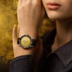 Reloj Rado Captain Cook de 39 mm con esfera dorada con efecto polvo de diamante y correa de caucho.