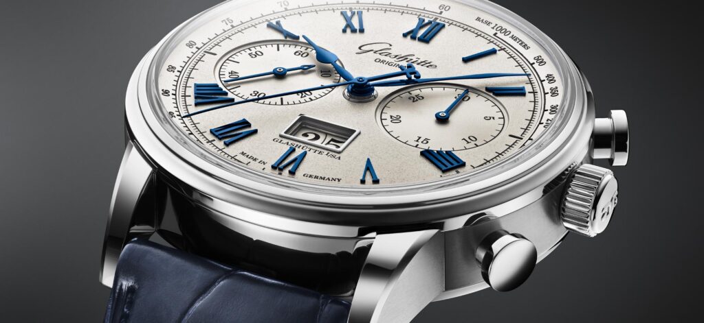 Glashütte Original Senator Chronograph con esfera plata y correa de piel azul