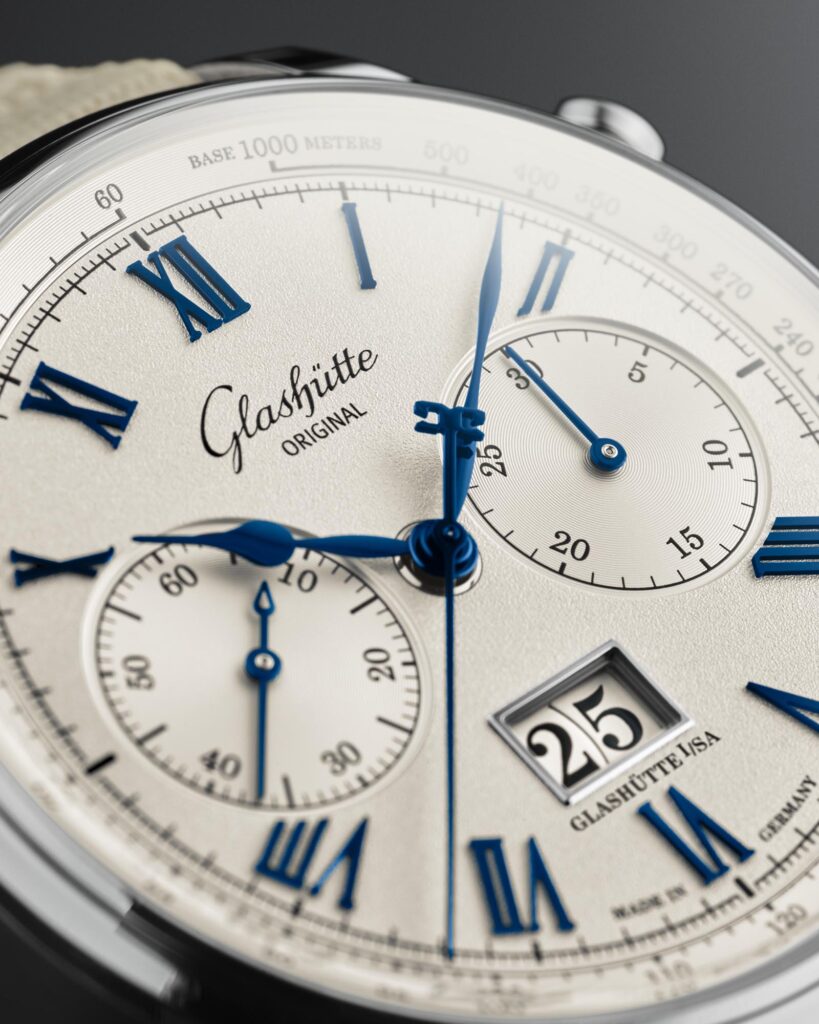 Detalle de la esfera plata galvánica y números romanos azulados del Senator Chronograph