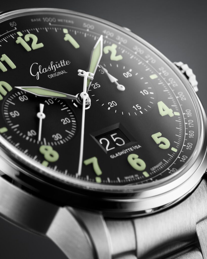 Detalle del dial negro mate y contadores del Glashütte Original Senator Chronograph Navigator