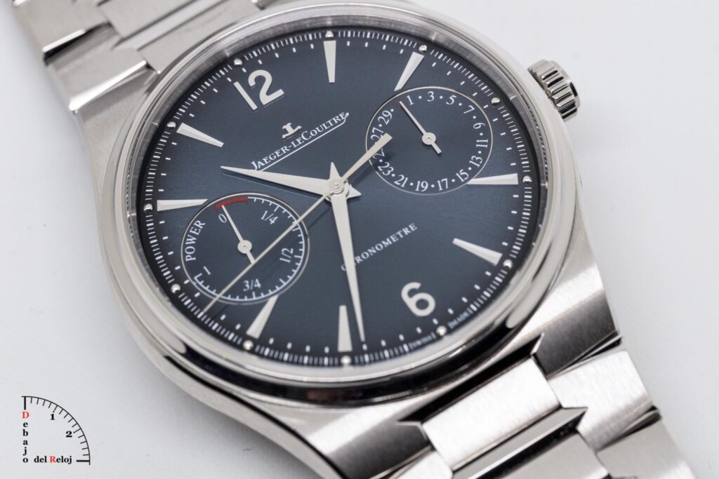 Plano medio de la esfera azul y subdial de reserva de marcha del Jaeger-LeCoultre Master Control Chronometre Date Power Reserve